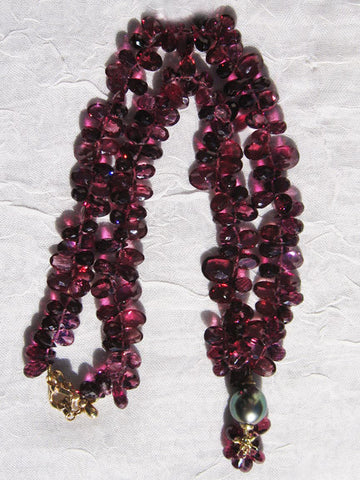 Rhodolite Garnet Ruffled 18"  Necklace / Tahitian Pearl Garnet Pear Garnish(14k)
